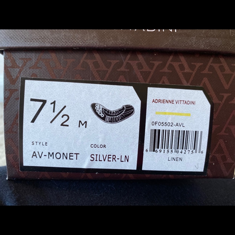 Box detail_Linen 7.5 embellished Italian flat shoe